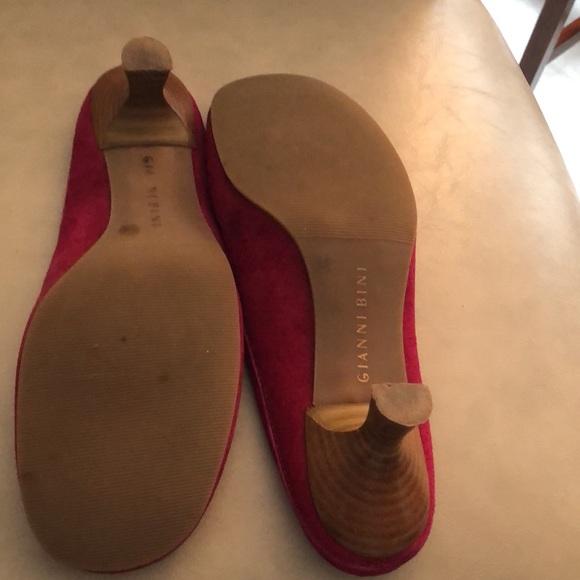 Cute fuchsia color step in heels! - Picture 2 of 5